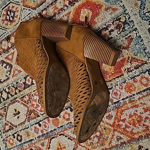 Dirty Laundry Peep Toe Sandals - Picture 4 of 5